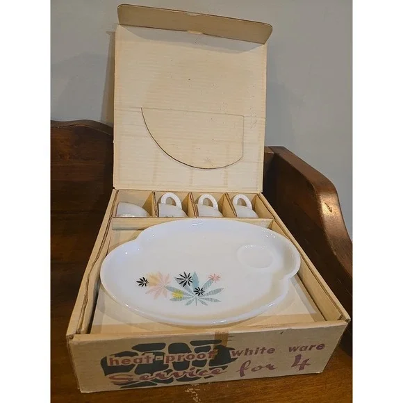 Federal Glass Company 1950s Atomic Flower Milk Glass Patio Snack Set MCM - Picture 1 of 10